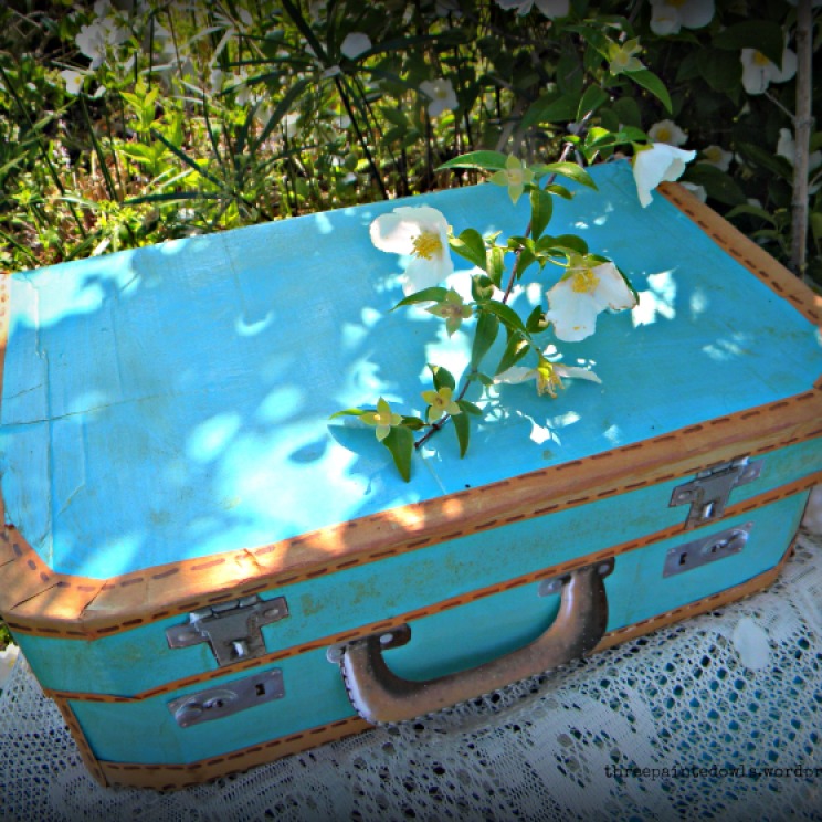 DIY wedding décor. Suitcase made from a nike shoebox